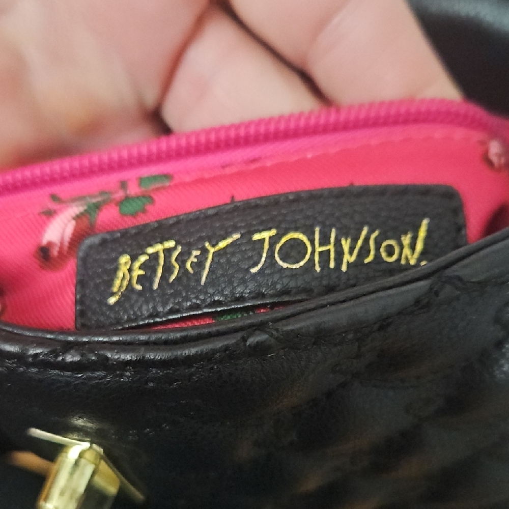 Chic Black Quilted Crossbody Bag with Gold Accents - Picture 6 of 16